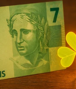 Sonhar com 7 reais: sinal discreto de sorte, avisos e atenção