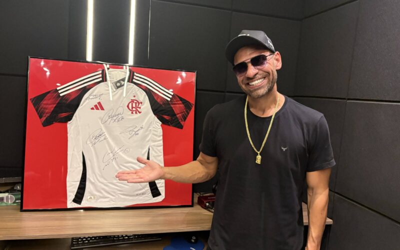 Camisa do Flamengo rifada para construir casa de mulher com câncer