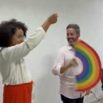 Leandro Grass aprende a bater leque com travesti em campanha