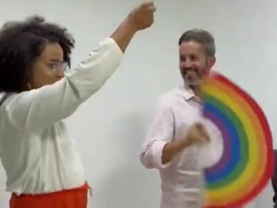 Leandro Grass aprende a bater leque com travesti em campanha