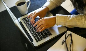 Nova regra de saúde mental no trabalho gera polêmica entre empresas