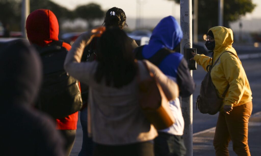 Temporais e frente fria atingem Sul, Nordeste e Norte nesta terça