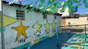 Moradores do Cruzeiro transformam beco em point da Copa