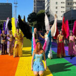 Parada LGBT+ reforça distância da direita e contrasta com Marcha para Jesus