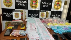 Polícia Civil prende três suspeitos em operação contra tráfico e rifas em Ubatuba
