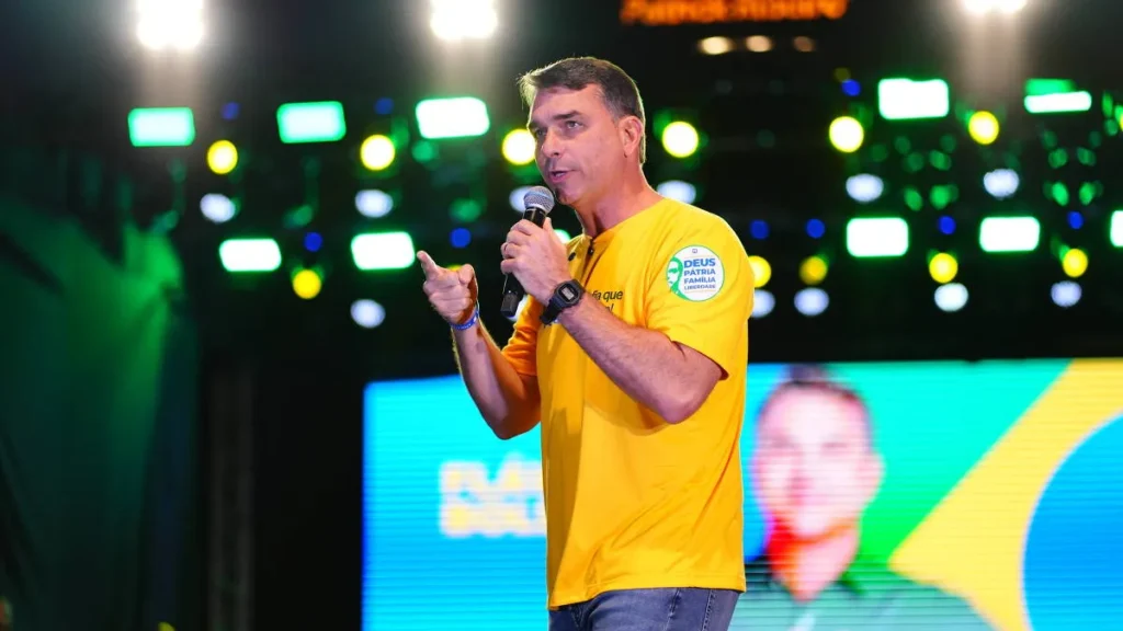 Flávio Bolsonaro diz que aceitará resultado e elogia TSE
