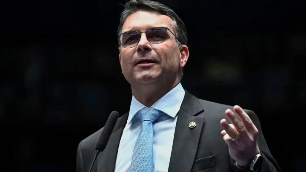 Flávio Bolsonaro fala em 'guerra psicológica' e nega sair da corrida