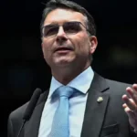 Flávio Bolsonaro fala em 'guerra psicológica' e nega sair da corrida