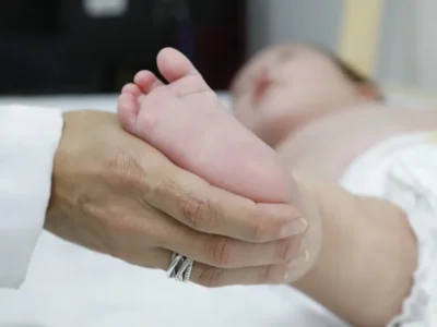 Atraso no teste do pezinho compromete tratamento da AME no Brasil