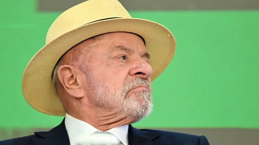 Lula registra foto com chapéu para urna em 2026