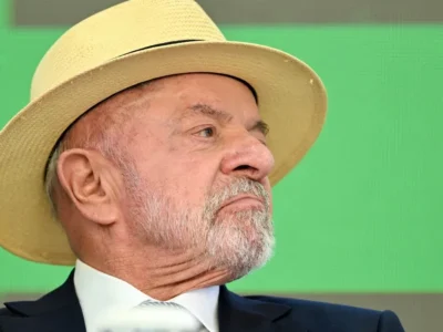 Lula registra foto com chapéu para urna em 2026