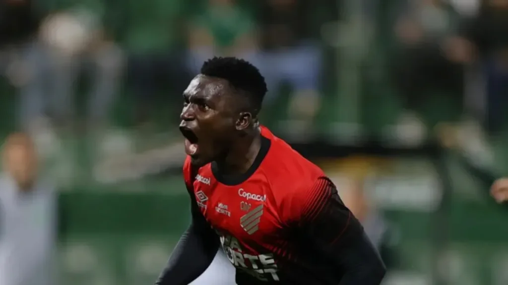 Athletico-PR empata com Bragantino e fica estacionado na 3ª posição
